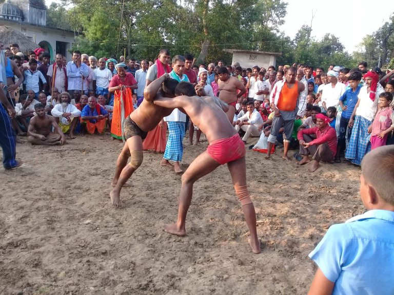 पर्सा कालिकमाइ गाउँ पालिका वडा नं २, भेडिहारि लागेको झन्डा मेलामा कुस्ती प्रतियोगिता को एक दृश्य