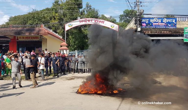 धनगढीलाई राजधानी नतोकेको विरोधमा प्रदेशसभा बाहिर प्रदर्शन