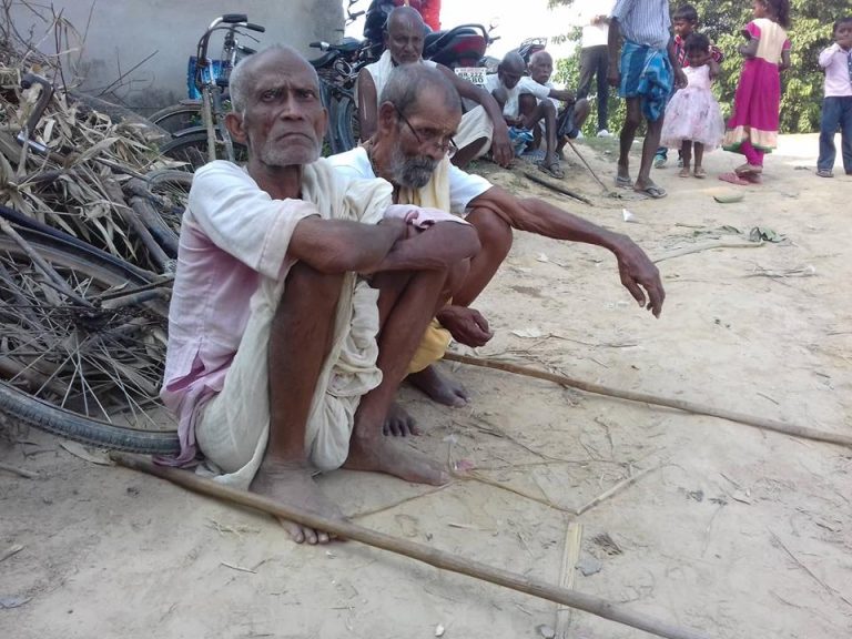पकाहा मैनपुर गाउँपालिका को वडा नं ५ ,गदीयानी पोखरीयामा बुढेसकालमा मित्रको साथ  छाडेन । तस्विर ः प्रणय साह
