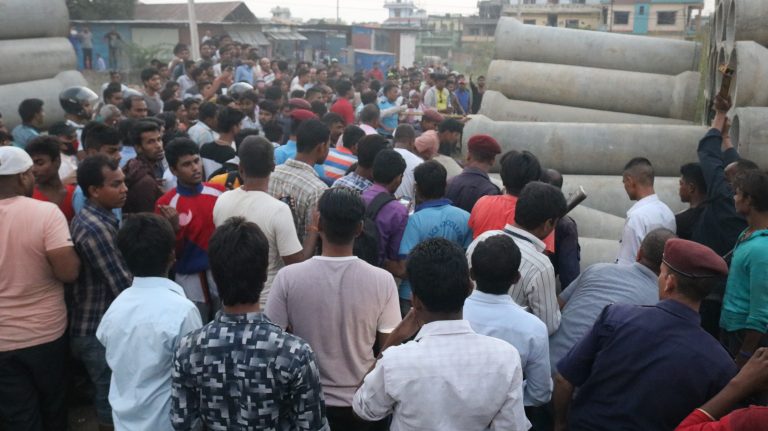 हुयुम पाइप पल्टिदा ४ बालबालिका च्यापिएर घाइते