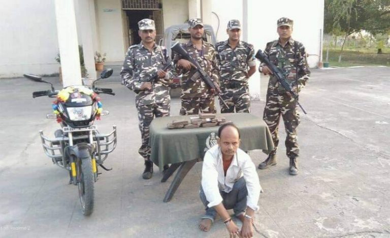 भारतिय एस.एस.बि. द्वारा चार केजी चरस सहित युवक पक्राउ