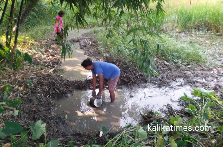 माछा मार्न पानी खन्याउदै