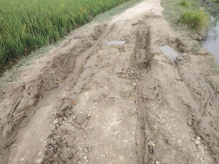 नहरको माथीबाट पानी झर्दा झर्दै बाटो बिग्रे पछि आवागमन अवरुद्ध