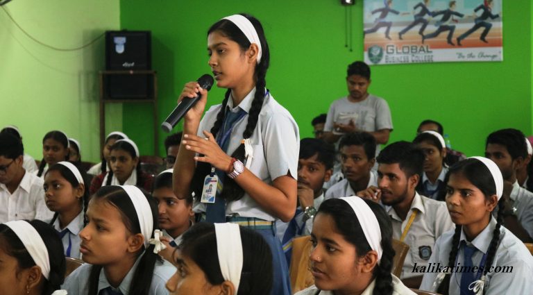 बलात्कार र महिला हिंसा सम्बन्धि प्यानल छलफल कार्यक्रमका सहभागि जिज्ञासा राख्दै