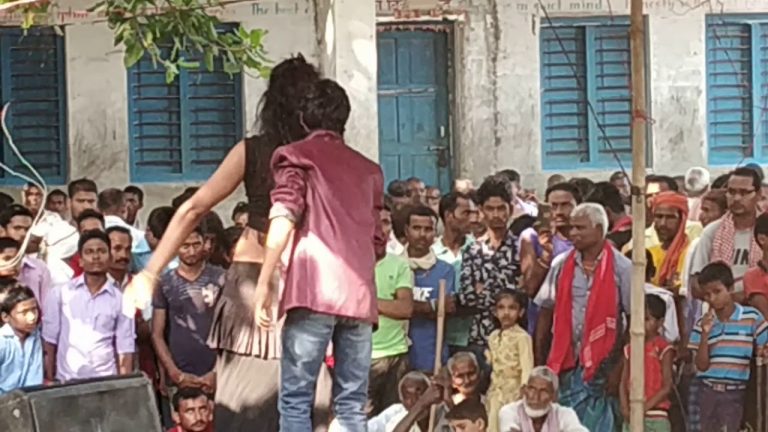 पकहा मैनपुर गाउँपालिकाको वडा नं. ५, गदियानी पोखरियामा जितिया पर्वको अवसरमा लागेको झन्डा मेलामा नाच