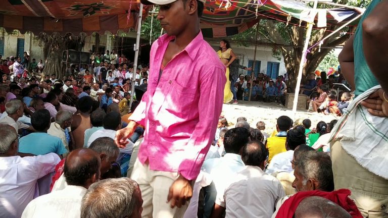 पहमा मैनपुर गाउँपालिकाको पोखरियामा नाच हेर्नेहरुको भिड