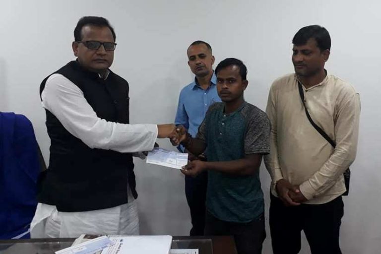 मधेश आन्दोलनको दुई घाइतेलाई सहयोग रकम हस्तान्तरण