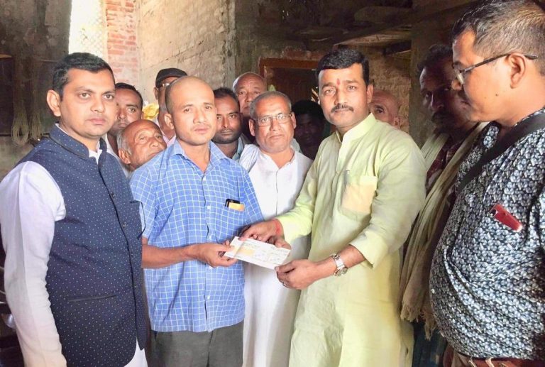 मृतकका परिवारलाई सांसद प्रदिप यादव द्वारा रु ५० हजार सहयोग
