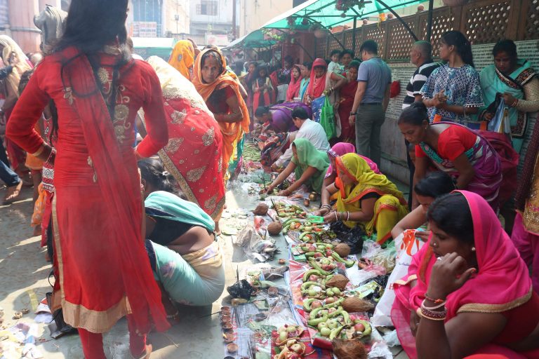 वीरगंजकाे माईस्थान मन्दिरमा पुजा गर्दै भक्तजनहरु