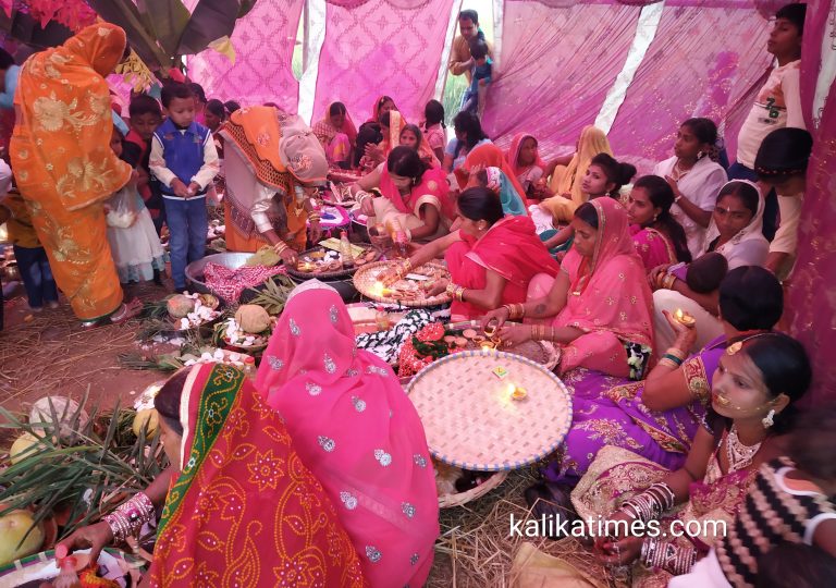 छठ पुजाकाे साझ (बेलुका)को घाटमा भक्तजनहरु