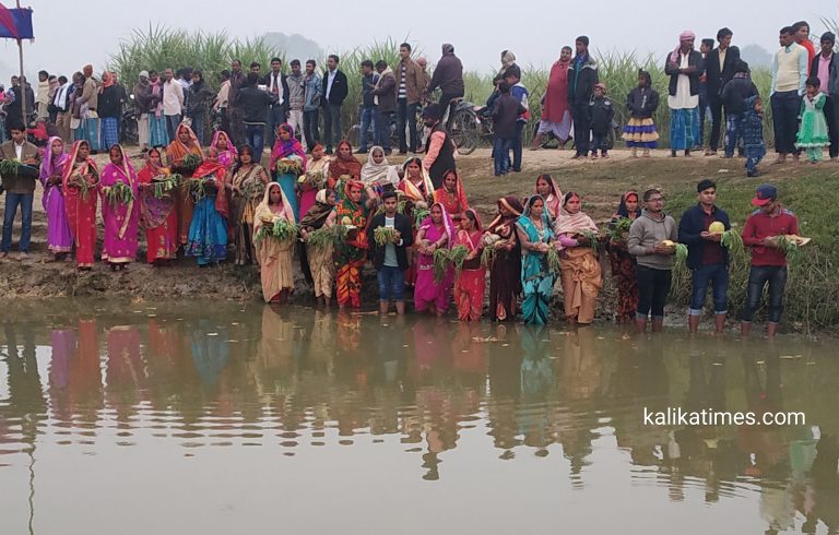 छठ पर्व उदाउँदो सुर्यलाई अर्क दिदै सम्पन्न