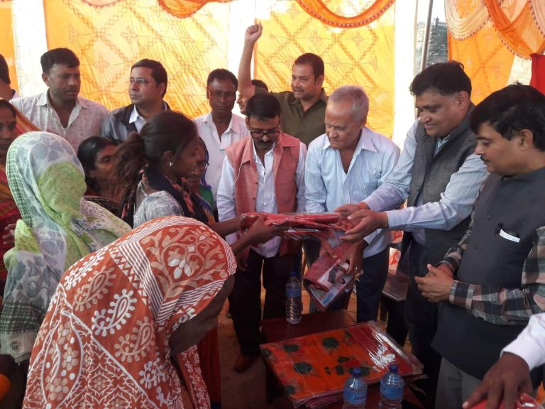 कांग्रेस नेता अनिल रुंगटा छ्ठ वर्तालुहरुलाई साड़ी बाडदै