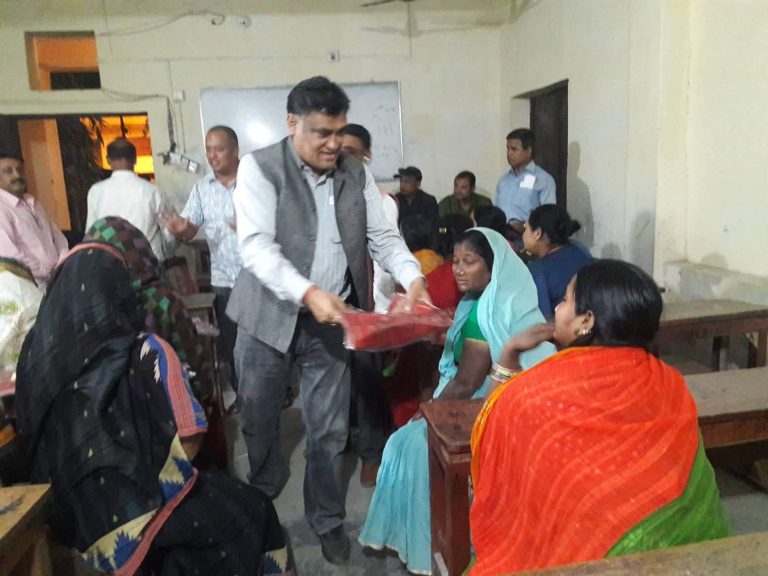 पूर्व सभासद अनिल रुंगटाद्वारा आज पनि वर्तालु महिलाहरुलाई साड़ी बितरण