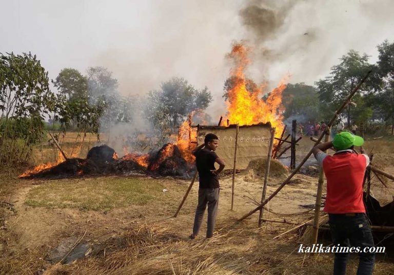बाच्चाहरु पडखा पडकाई रहेको आगोबाट आगलगी