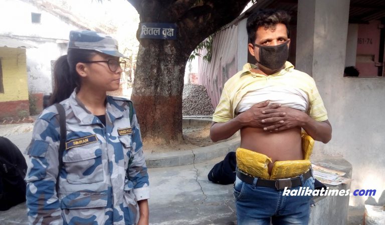 शरिरमा सेटिङ्ग गरि लैजादे गरेको ३ के.जी. चरेश सहित एक जना पक्राउ