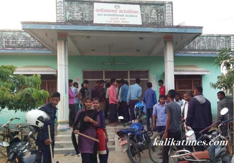 कालिकामाई गापामा तालाबन्दी गर्न पुगेका विद्यार्थीहरुलाई प्रहरीले समझाई बुझाई फर्काए