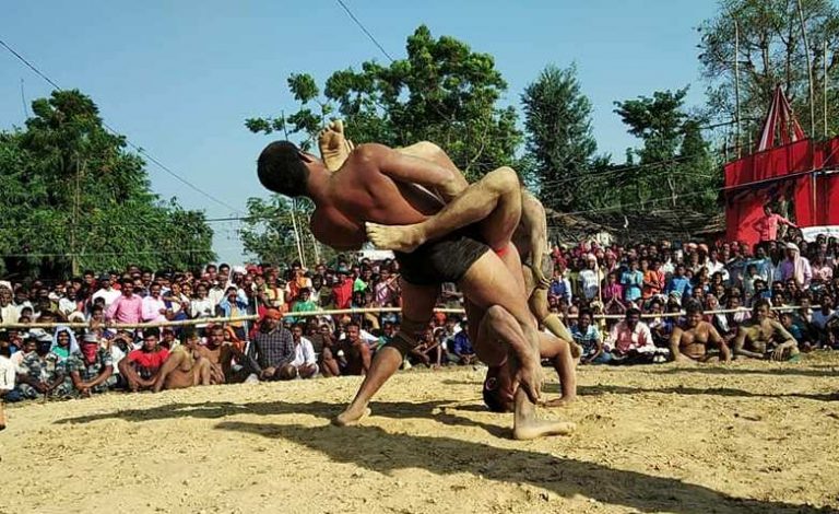 प्रत्येक बर्ष झै यस बर्ष पनि  पकहामैनपुरको धोरेमा एैतिहासिक मेला लाग्ने