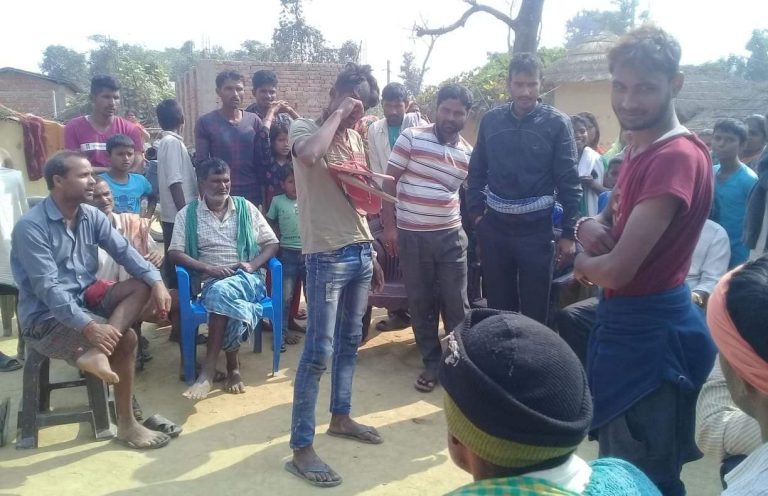 चोरीको अभियोगमा  कपाल मुडुलो गरी जुत्ताको माला