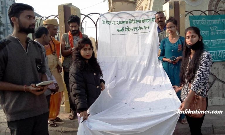 मिथिला प्रदेशको लागि वीरगंजमा हस्ताक्षर अभियान संचालन गर्नेहरु भागे, युवाहरु आक्रोषित