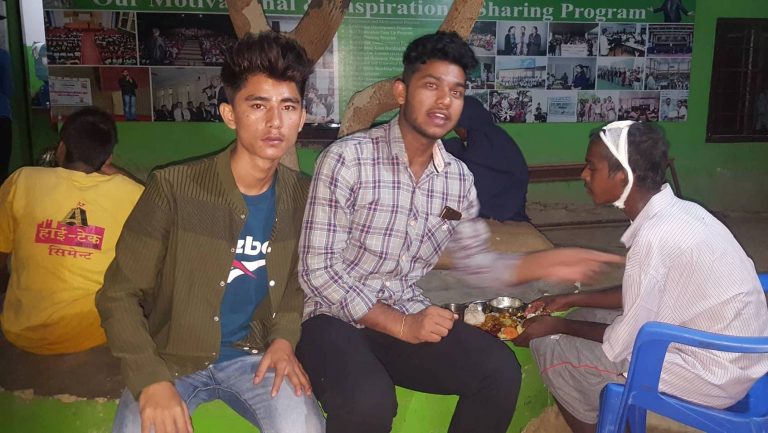 विद्यार्थीहरुले आश्रममा रहेका आमाबुवालाई खाना खुवाए