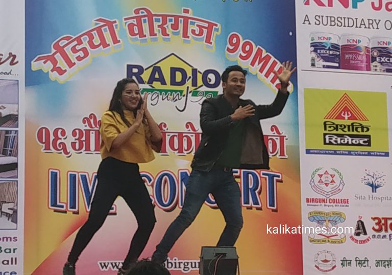 वीरगंजको आदर्शनगरमा आयोजित सांस्कृतिक कार्यक्रममा नृत्य गर्दै