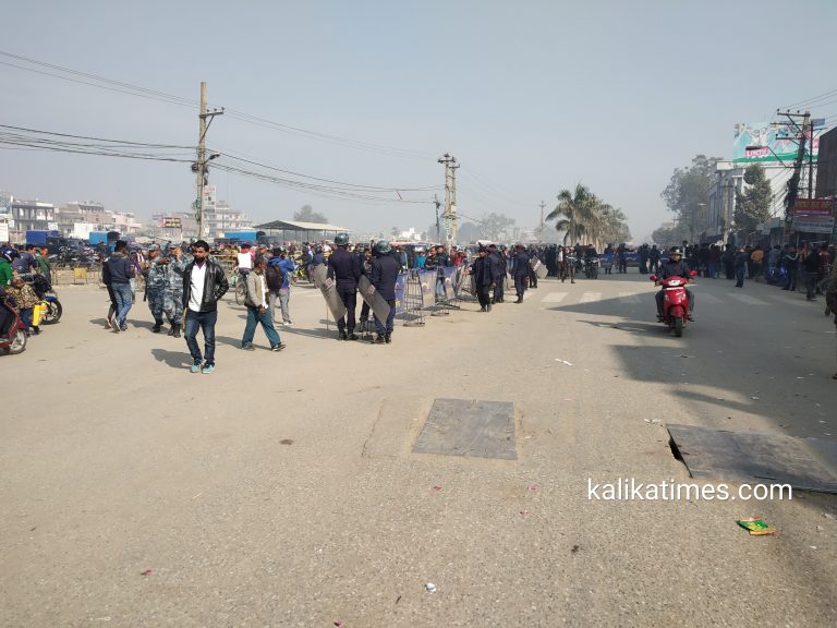 प्रअ सरुवाको विरुद्धमा वाटाे नै अवरुद्ध गरि बिद्यार्थीहरुद्वारा प्रदर्शन