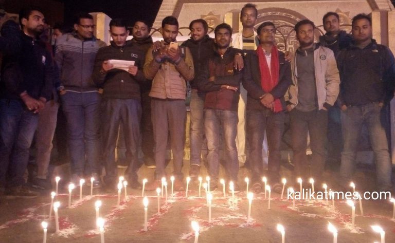 बस दुर्घटनामा मृत्यु भएका विद्यार्थीहरूको सम्झनामा नेवि संघद्वारा दिप प्रजवलन
