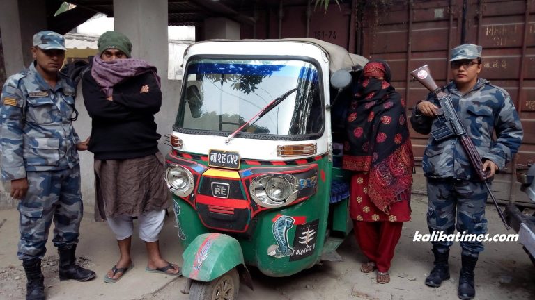 अबैध कपडा सहित एक महिला र एक पुरुष पक्राउ