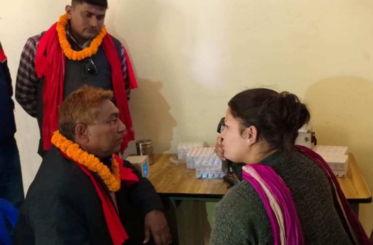 ३ सय २० जनाको निःशुल्क आँखा परिक्षण, १ सय १२ जनामा मोतिया बिंद फेला