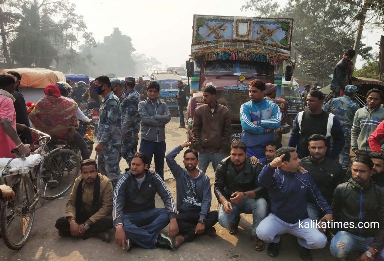 भन्सार नाकामा पैदल हिड्नु पर्ने नियम बिरोध पछि चार घण्टा मै हटाइयो
