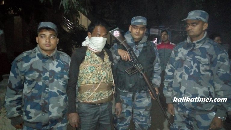 १० के.जी. चरेश सहित एक भारतिय नागरिक पक्राउ
