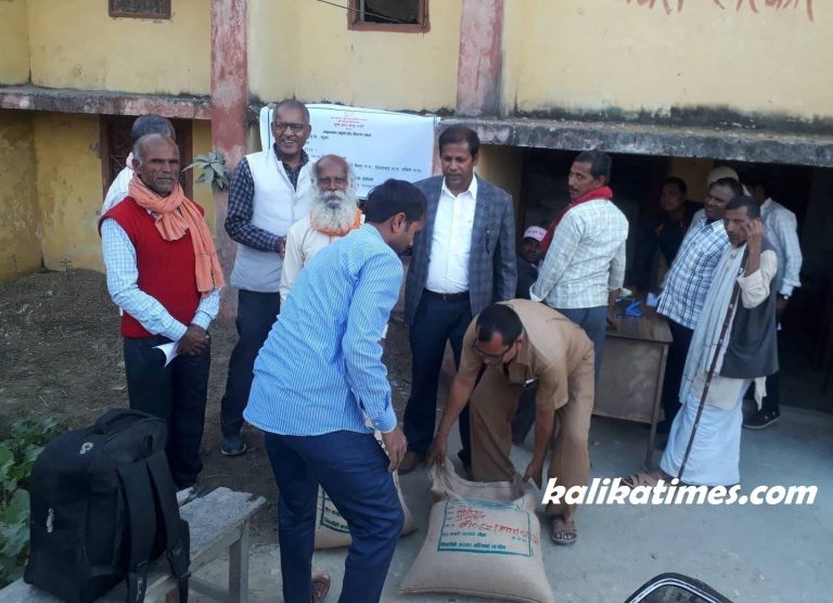 पर्साका किसानहरुलाई ८४ मेट्रिक टन उन्नत जातको गहुँको वीउ वितरण