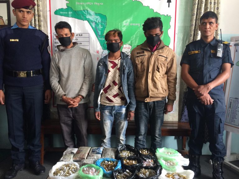 लागु औषध ईन्जेक्सन र नाईट्रोभेट सहित ३ जना पक्राउ