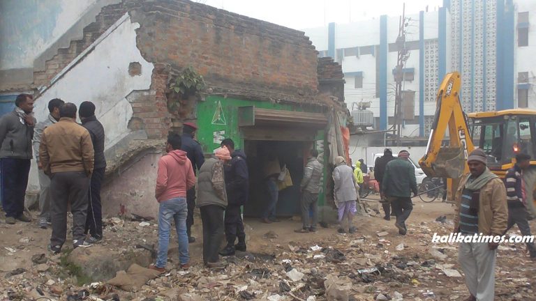 अतिक्रमण गरी बनाईएको घर महानगरपालिकाले हटाउदै