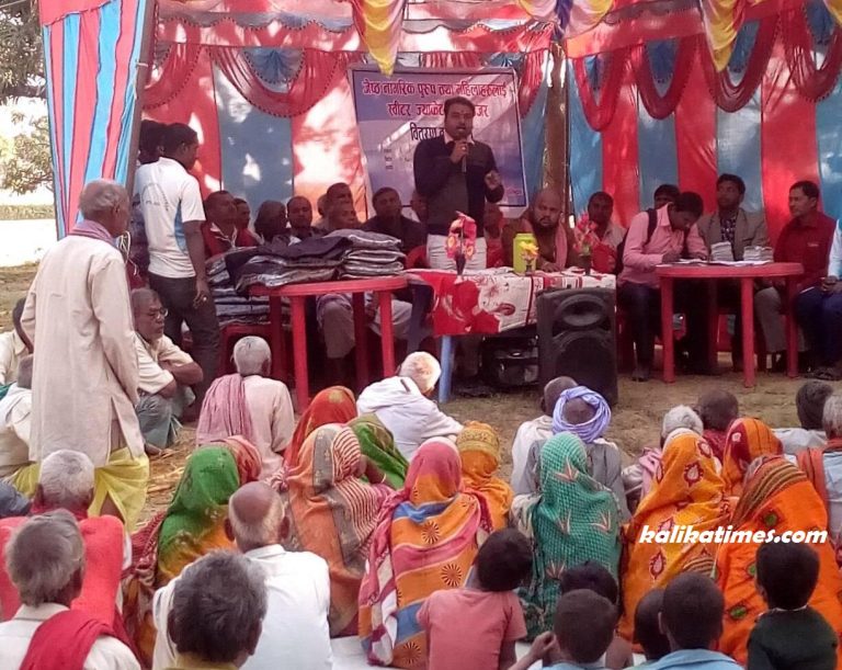छिपरहमाई गाउँपालिका जेष्ठ नागरिकहरुलाई न्यानो कपडा वितरण गर्दै