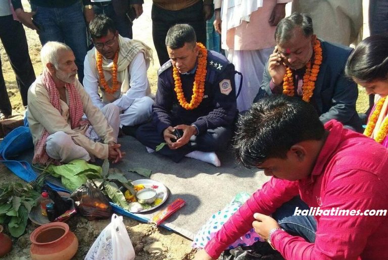 पकहा मैनपुरको खेस्राहामा बन्ने प्रहरी चौकी भवनको शिलान्यास