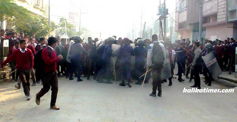 विद्यार्थीहरु माथी प्रहरीको लाठी चार्ज, आधा दर्जन विद्यार्थी घाइते