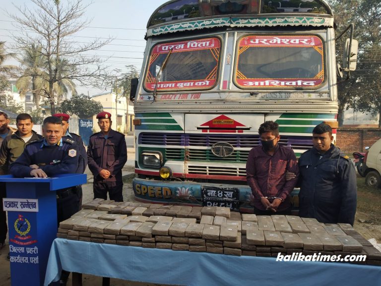 पर्सा प्रहरीद्वारा एक क्वीन्टल ६० किलोग्राम चरेश सहित ट्रक र चालक पक्राउ