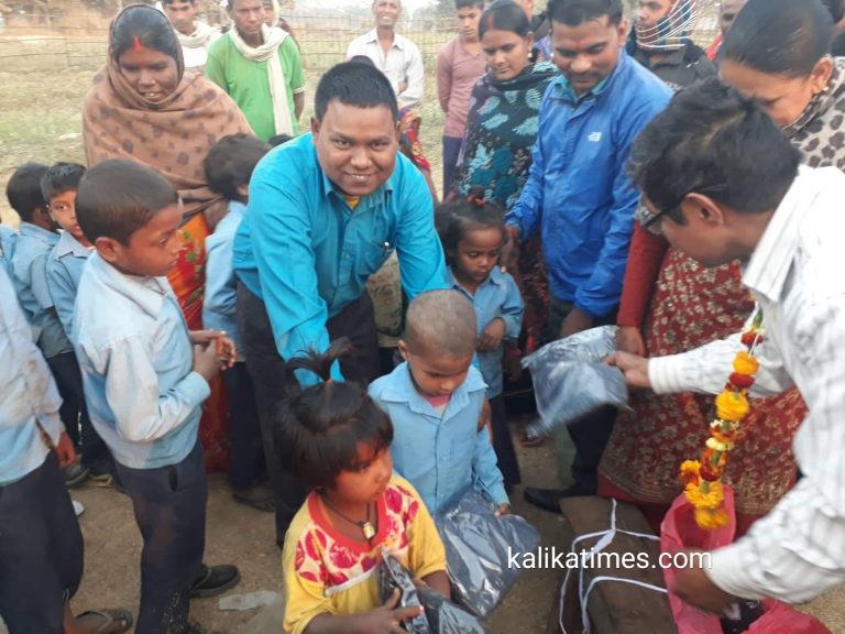 दलित विद्यार्थी सहित अभिभावकहरुलाई न्यानो कपडा