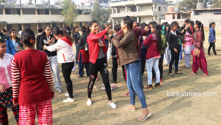 वीरगंजमा आत्मरक्षाकाे लागि सीप सिख्दै किशोरीहरु
