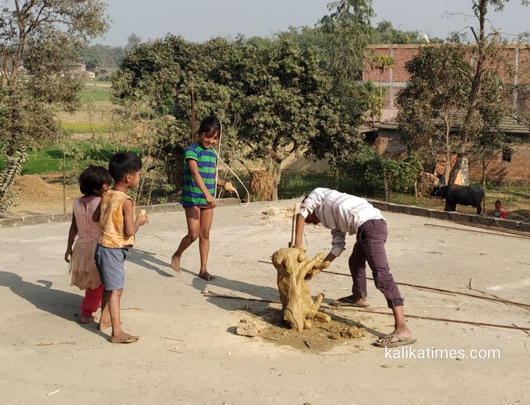 सरस्वतीको मुर्ती बनाउदै एक बालक