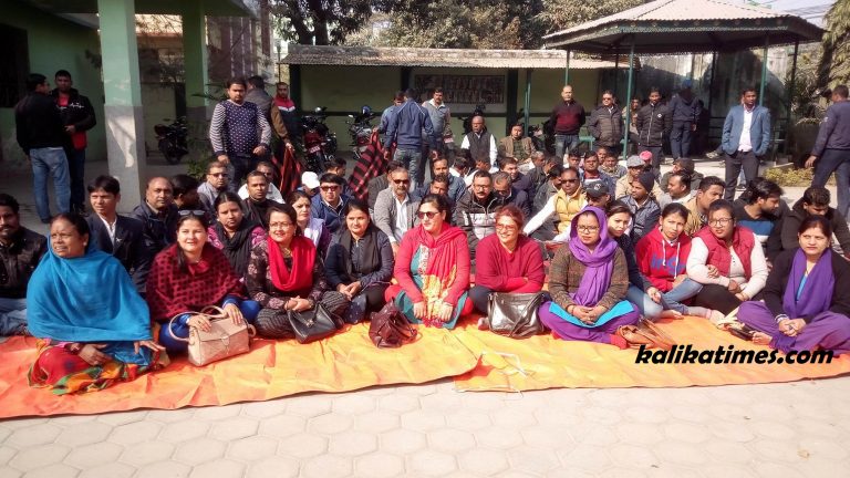 वीरगंज महानगरपािलकाको कामकाज ठप्प पारी कर्मचारीहरु आन्दोलनमा
