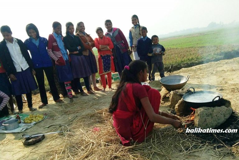 अंग्रेजी नयाँ बर्षको अवसरमा बनभोज मनाउदै