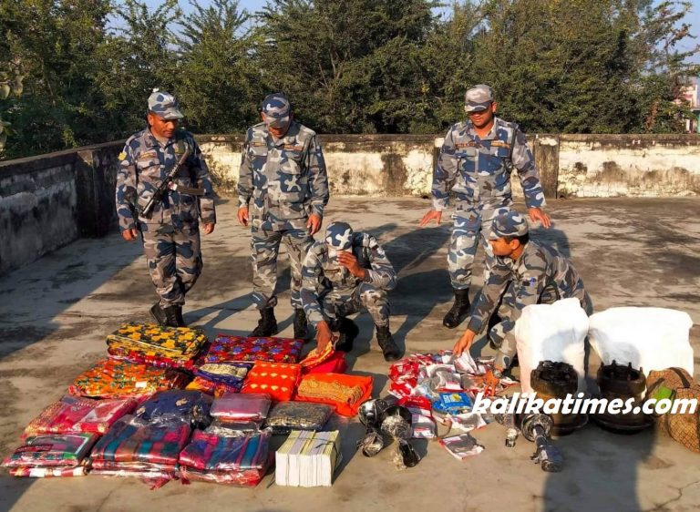 अबैध रूपमा भित्र्याएको सामान सशस्त्र प्रहरीले भन्सार बुझाए