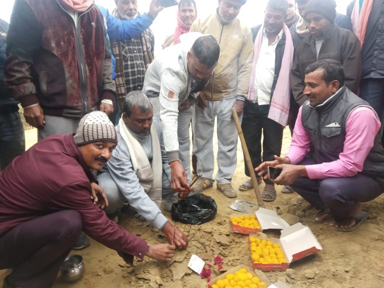 पुर्व सांसद बिचारी यादवद्वारा प्रसौनी बिर्तामा सडक शिलान्यास