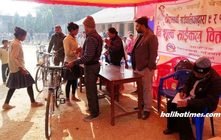 जिराभवानी गाउँपालिकाद्वारा कक्षा ९ र १० का छात्राहरुलाई निःशुल्क साईकल वितरण