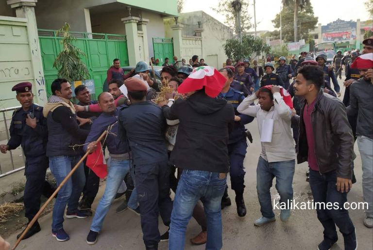 नेवि संघ  पर्साद्वारा प्रधानमन्त्री ओलीको पुतला दहन, प्रहरी हस्तक्षेप गर्दा झडप