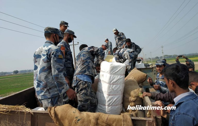 धान भित्र लुकाई छिपाई ल्यारहेको अवस्थामा ५० लाख भन्दा बढीको कपडा पक्राउ