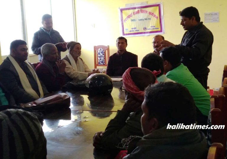 पोखरिया नगरपालिकामा बेस्ट चर्पी प्रयोगकर्तालाई सरसफाई किट