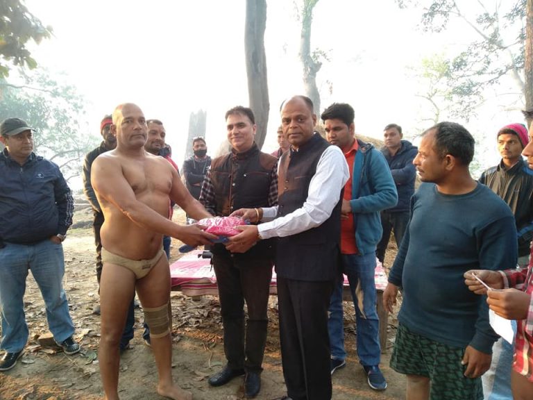 महानगरपालिकाद्धारा खेलाडीहरुलाई पोशाक बितरण